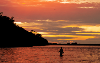 passeio-de-barco-com-vista-para-o-por-do-sol-no-rio-paraná-em-porto-rico-pr